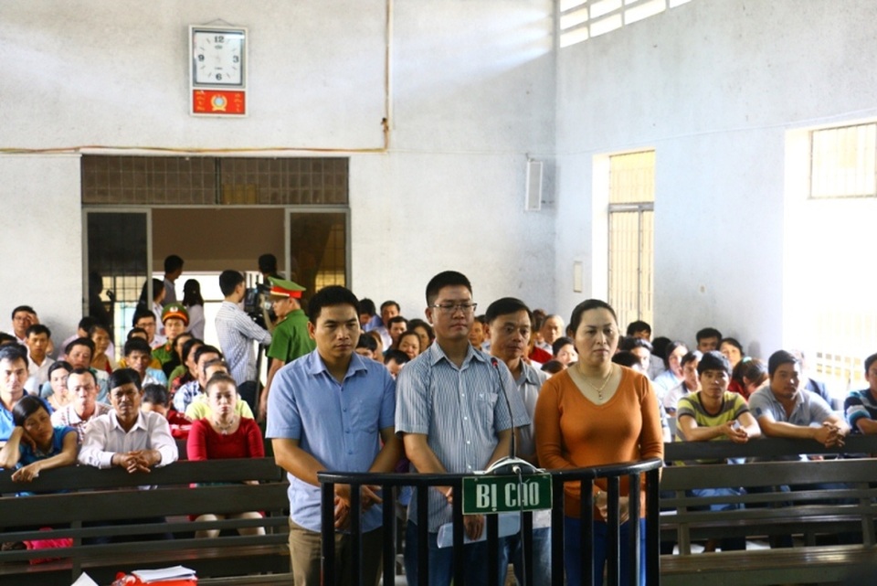 
Bốn bị cáo trước vành móng ngựa
