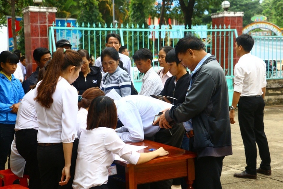 
Hàng trăm người tới làm thủ tục tham dự phiên tòa
