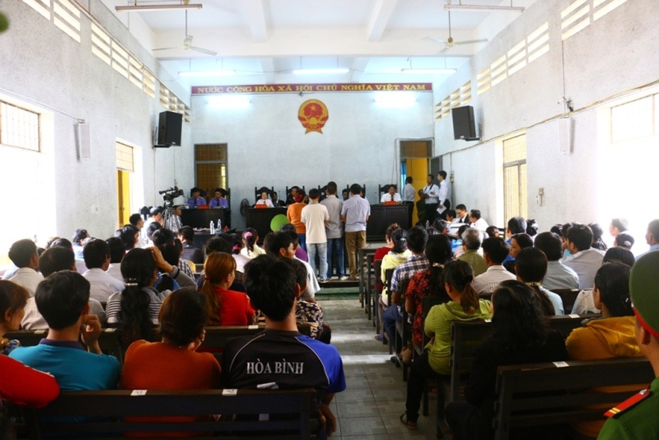 
Phiên tòa chật kín người
