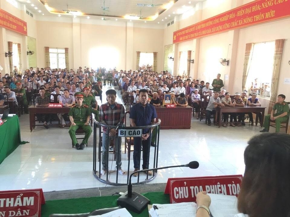 Bảo vệ em trai, dùng xe ô tô tông chết đối thủ - 1 Hai bị cáo trước vành móng ngựa