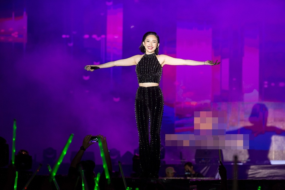 Xuất hiện trước giờ diễn của mình khá sớm, Tóc Tiên khá tất bật, được biết cô vừa hoàn thành công việc ghi hình tại Thái Lan và ngay lập tức trở về để “chăm sóc đàn em” là các thí sinh The Voice của mình.