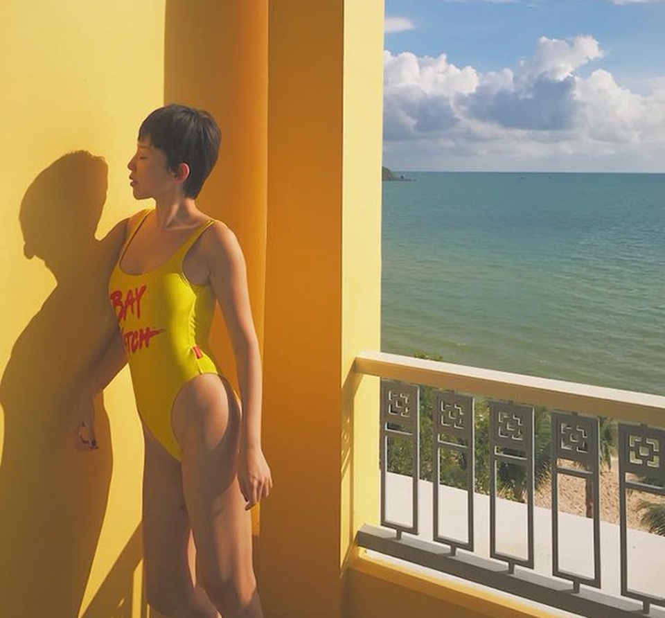 Tóc Tiên khoe đường cong chết người sau thời gian tích cực luyện tập trong bộ áo tắm liền mảnh màu vàng nổi bật.