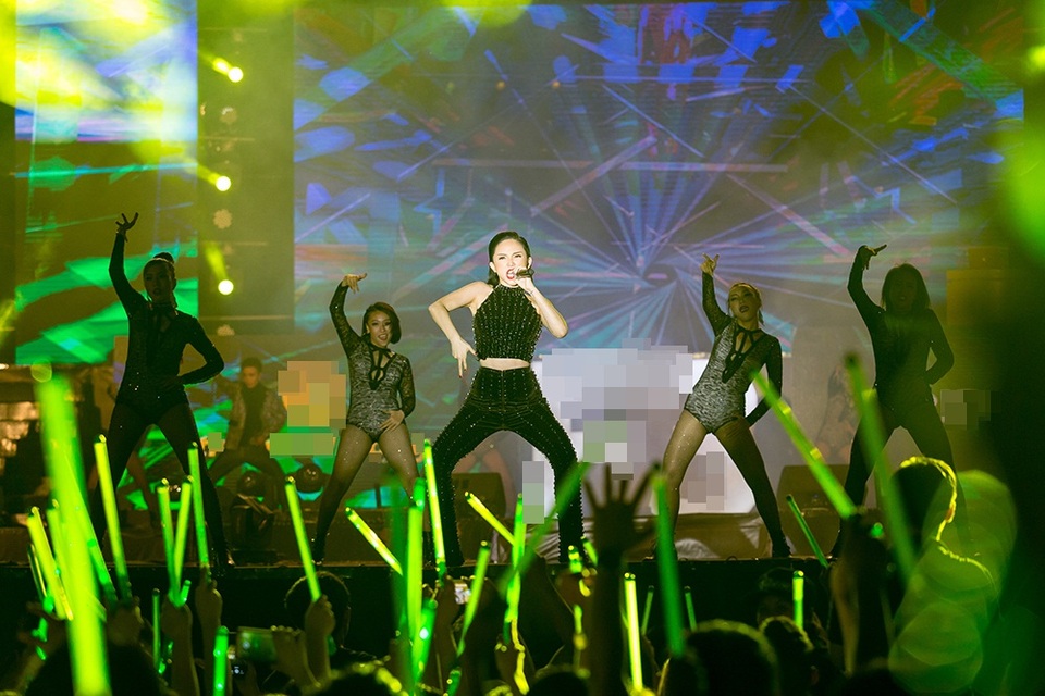 Nối tiếp chương trình, Tóc Tiên gửi đến ca khúc “I’m in love” và để kết thúc phần trình diễn, nữ ca sĩ nhờ khán giả tạo nên một “không gian ngập tràn ánh sáng” và hát ca khúc “Em không là duy nhất” cùng “dàn đồng ca” 5000 khán giả.