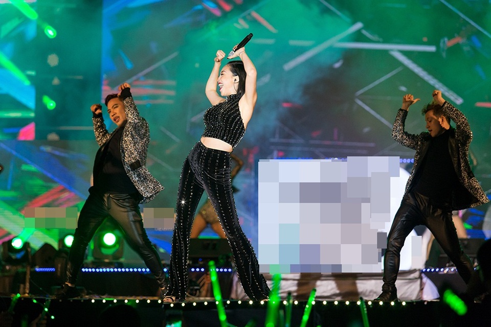 “Tính tới thời điểm này thì Tiên đã… bị lỗ về mặt tài chính (cười) vì giống như mình có đến 12 ca sĩ cần phải được chăm chút về nhiều mặt để có được tiết mục trình diễn ấn tượng nhất. 12 đứa em phải được chăm sóc từ ăn uống ngủ nghỉ. Nhưng chuyện này Tiên đã lường trước được khi mới nhận lời tham gia chương trình. Vì bản thân mình làm điều gì thì cũng có yêu cầu cao và muốn có được hiệu quả tốt nhất”.