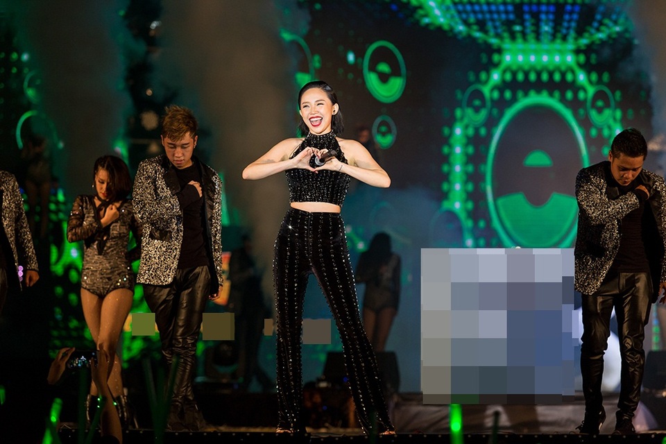 
Tóc Tiên cũng thẳng thắn cho biết, việc nhận lời chương trình không phải vì lý do cát sê, và cô hoàn toàn dồn tất cả tâm huyết, sự tập trung của mình cho các thí sinh The Voice thậm chí tự dùng tiền cát sê của chính mình để lo cho 12 thí sinh.
