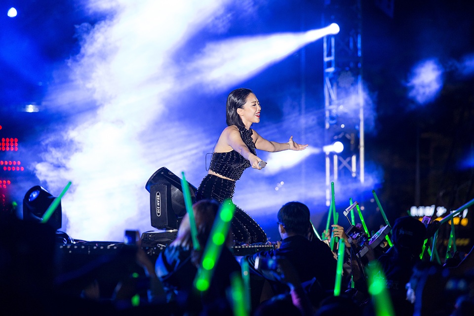 Nữ HLV The Voice gửi đến ca khúc hit vừa ra mắt: “Walk away” cùng những vũ đạo bắt mắt. Chia sẻ ngay trên sân khấu, Tóc Tiên cảm thấy rất vui khi trình diễn trước hàng nghìn khán giả cuồng nhiệt và cô cũng gửi lời xin lỗi khi sân khấu quá cao không thể đến gần hơn giao lưu cùng khán giả.