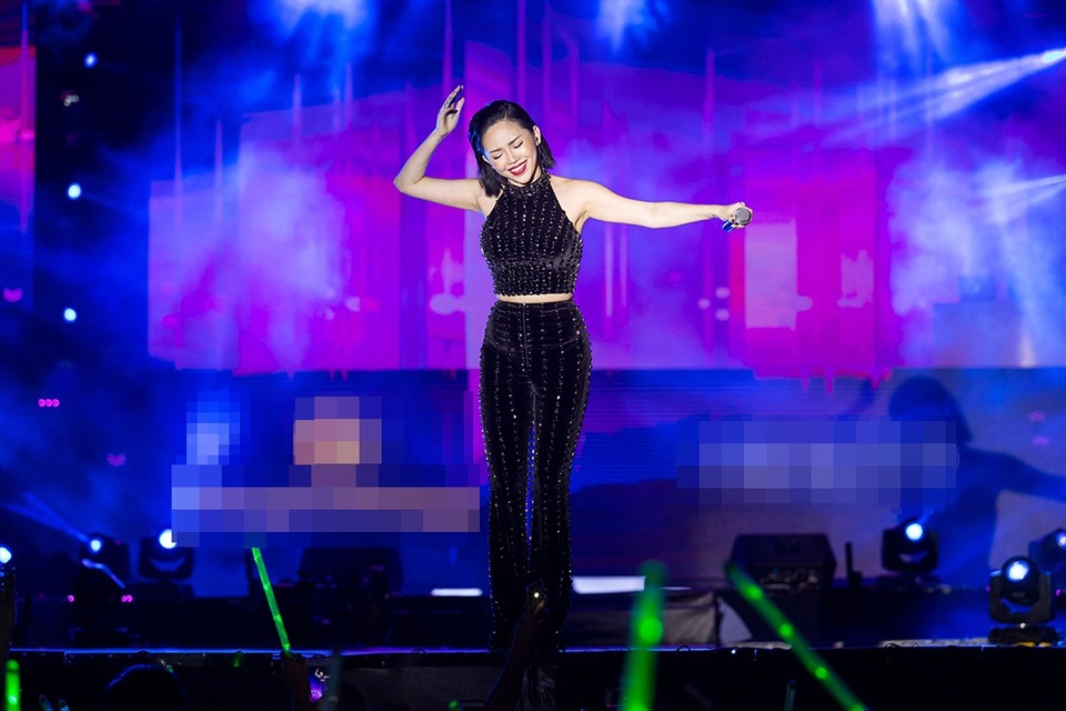 
Cô cũng cho biết từ khi nhận lời ngồi ghế nóng chương trình này, cô gặp không ít áp lực và nhận được câu hỏi nhiều nhất là: “Cát sê bao nhiêu? Cao lắm phải không?”
