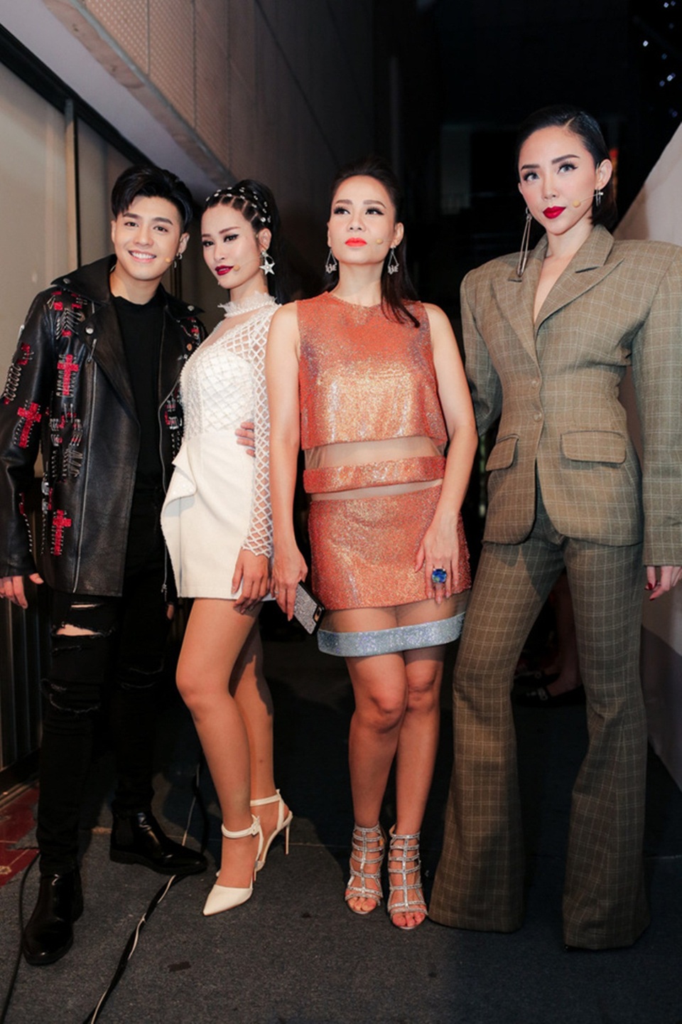 Xuất hiện cùng dàn HLV The Voice, Tóc Tiên trở nên “kém sắc” và “lệch tông” so với mọi người. Cô gây tranh cãi khi mặc bộ trang phục theo phong cách menswear với phần vai ngang bản rộng, chiết eo.