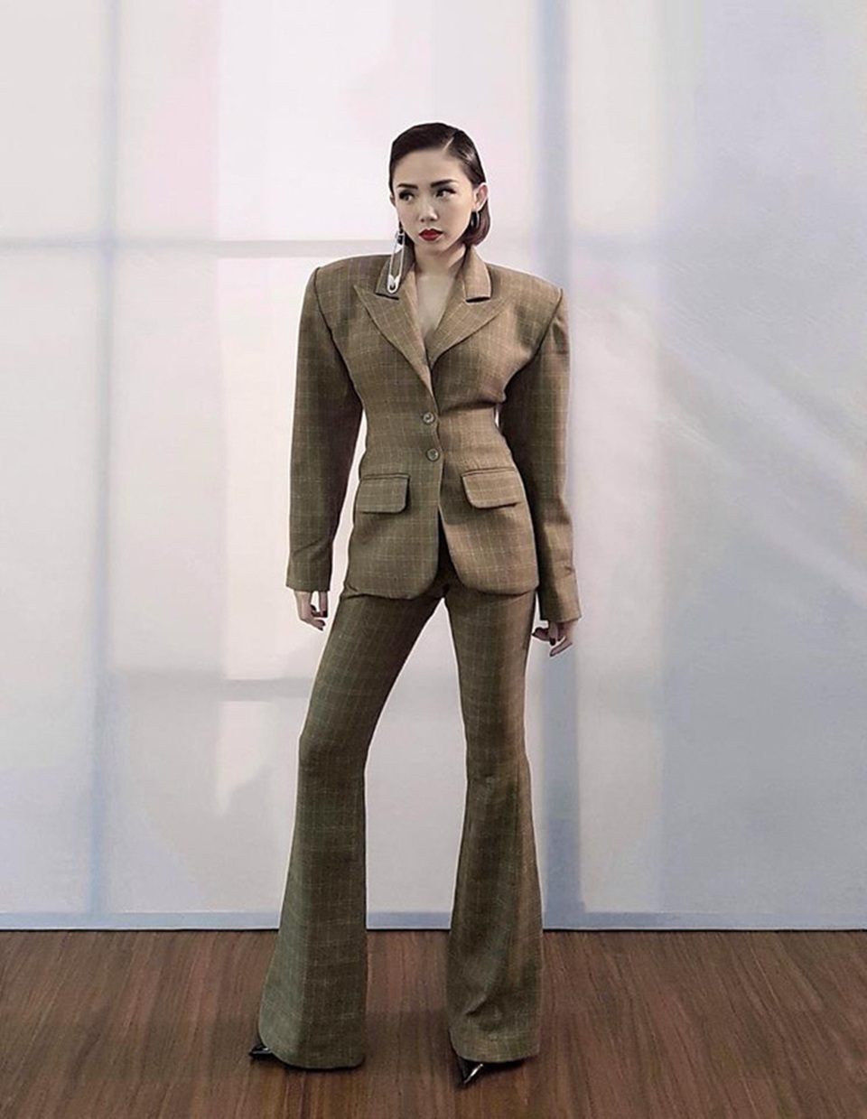 Bản thân nữ ca sĩ Tóc Tiên đã lên tiếng thừa nhận bộ trang phục của mình có vấn đề bởi số đo không khớp với cơ thể cô. Tuy nhiên cô cũng cho rằng sự cố này khiến trang phục bị xấu đi phần nào chứ không thể tới mức “làm lố” hay “phản cảm”.