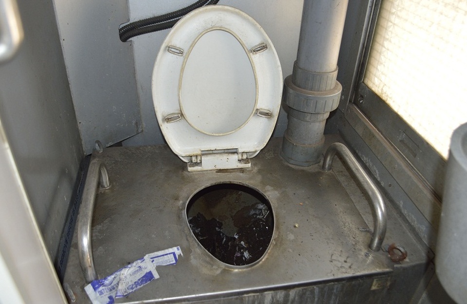 Phản cảm nhà vệ sinh lộ thiên trên tàu khách Bắc - Nam - 1
Hệ thống toilet lộ thiên trên tàu khách Bắc - Nam được cho là đã sử dụng sai quy trình khiến hành khách khiếp hãi.