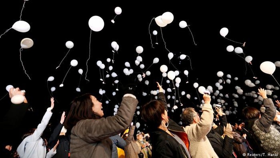 Thế giới mở "đại tiệc" pháo hoa đón năm 2018 - 6
Người Nhật Bản thả bóng cầu may trong đêm giao thừa (Ảnh: Reuters)