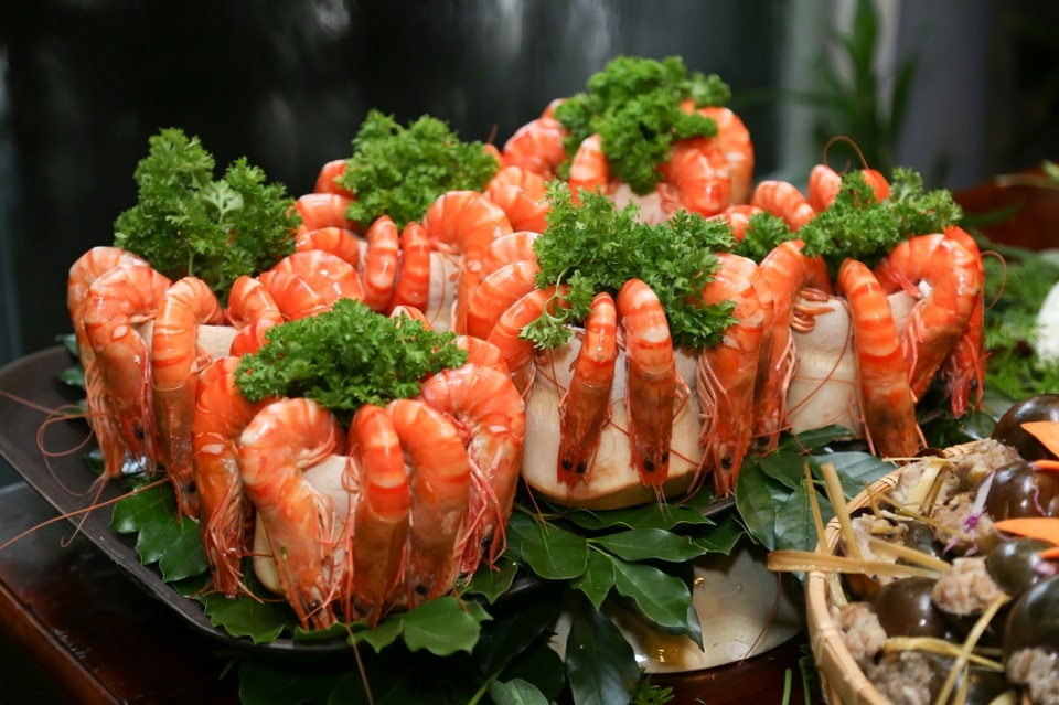 Tôm sú hấp trái dừa: nước dừa ngọt lịm quyện vào thịt tôm tỏa một mùi hương đặc biệt, giúp kích thích vị giác. Tình yêu cũng như cơ thể con người, đôi khi cần chút hương hoa để cảm nhận được sự nồng nàn và quyến rũ.