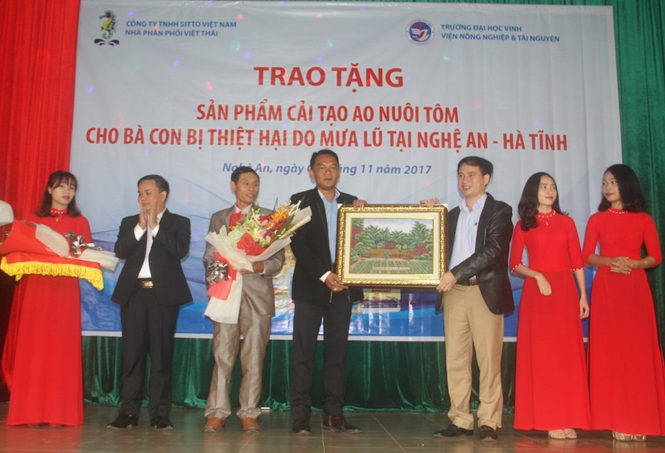 Tặng chất cải tạo hồ nuôi tôm sau bão lũ cho người dân Nghệ An và Hà Tĩnh - 1 Trường Đại học Vinh tặng hoa, quà kỷ niệm cho Công ty Sitto Việt Nam.