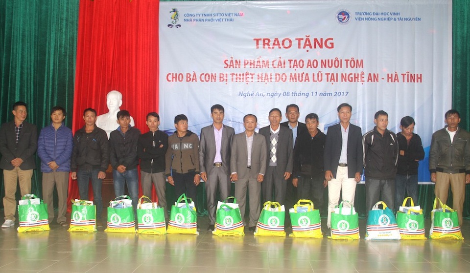 Tặng chất cải tạo hồ nuôi tôm sau bão lũ cho người dân Nghệ An và Hà Tĩnh - 4 Công ty Sitto Việt Nam trao tặng 126 suất quà cho 126 hộ dân nuôi tôm bị thiệt hại sau mưa lũ.