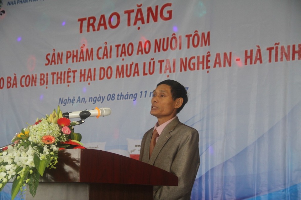 Tặng chất cải tạo hồ nuôi tôm sau bão lũ cho người dân Nghệ An và Hà Tĩnh - 5 Đại diện người dân gửi lời cảm ơn tới Công ty Sitto Việt Nam và trường Đại học Vinh.