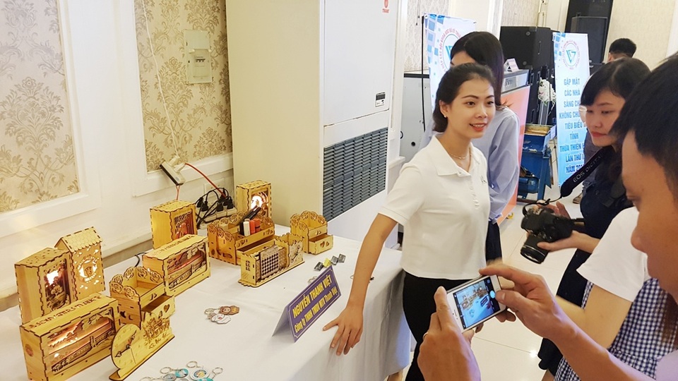 Tôn vinh 18 nhà sáng chế không chuyên tỉnh Thừa Thiên Huế - 3 Các bạn trẻ thích thú chụp ảnh