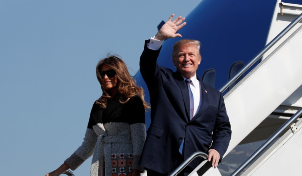Tổng thống Trump đáp chuyên cơ, thăm chính thức Nhật Bản - 1
Tổng thống Mỹ Donald Trump và Đệ nhất phu nhân Melania đáp máy bay xuống căn cứ Yokota, Nhật Bản. (Ảnh: Reuters)