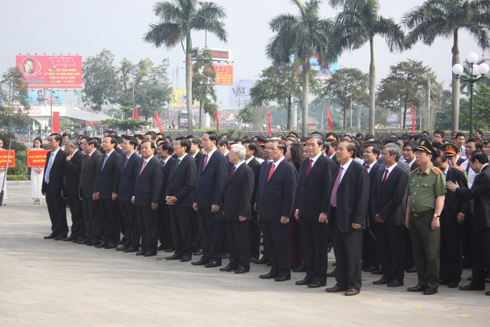 Tổng Bí thư Lê Duẩn - Nhà lãnh đạo kiệt xuất của Đảng - 2 Các vị lãnh đạo Đảng, Nhà nước dâng hoa tri ân cố Tổng Bí thư tại tượng đài ở TP Đông Hà