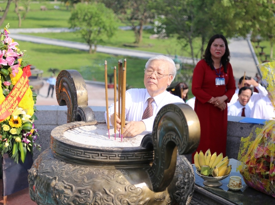 Tổng Bí thư Nguyễn Phú Trọng dâng hương tưởng nhớ cố Tổng Bí thư Lê Duẩn - 7 Tổng Bí thư dâng hương tri ân các liệt sĩ tại Thành cổ Quảng Trị