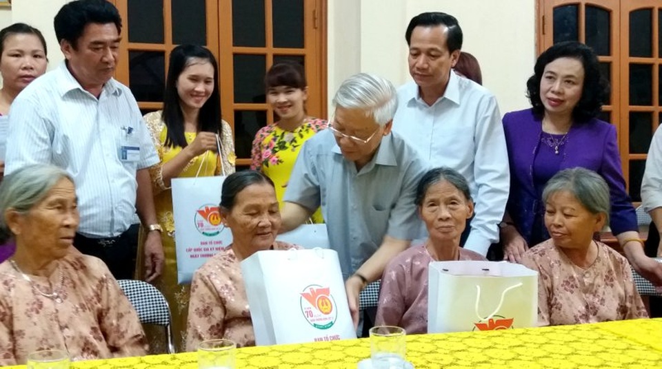 Tổng Bí thư: “Lịch sử không bao giờ quên những người có công với đất nước” - 2
Tổng Bí thư thăm hỏi và tặng quà thân nhân liệt sĩ.