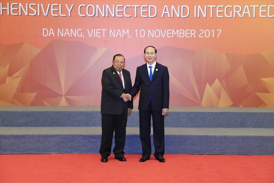 Chủ tịch nước gặp gỡ lãnh đạo Lào và Campuchia nhân dịp APEC - 1 Chủ tich nước Trần Đại Quang và Tổng Bí thư Lào (ảnh: TTXVN)