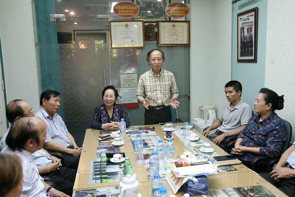 Báo Dân trí vinh dự đón nhận lẵng hoa chúc mừng của Thủ tướng Chính phủ - 4
Báo điện tử Dân trí không được phép có một phút nào ngừng hoạt động, anh em phóng viên báo Dân trí sẽ làm hết mình, xứng đáng với niềm tin của bạn đọc - Tổng Biên tập Phạm Huy Hoàn phát biểu.