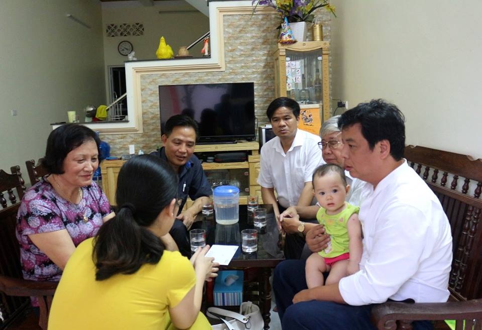 Vụ tử vong chạy thận: Tổng hội Y học kiến nghị xử lý đúng người, đúng tội! - 1
Lãnh đạo Tổng hội Y học Việt Nam và Hội Hồi sức cấp cứu - chống độc và Vợ con của BS Hoàng Công Lương