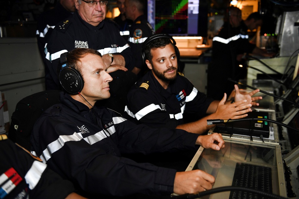 Tổng thống Pháp thả mình từ trực thăng xuống tàu ngầm hạt nhân - 3
Tổng thống Macron (trái) Tham mưu trưởng Hải quân Pháp, Đô đốc Bernard Rogel (đứng), nghe một chuyên gia về sóng âm trên tàu ngầm Le Terrible giải thích về cách tàu ngầm theo dõi các hoạt động xung quanh. (Ảnh: Reuters)