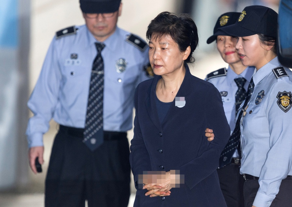 Cựu Tổng thống Hàn Quốc nói gì trong ngày đầu hầu tòa? - 1 Cựu Tổng thống Park Geun-hye bị còng tay khi được đưa tới phòng xét xử của Tòa án quận trung tâm Seoul (Ảnh: Korea Times)