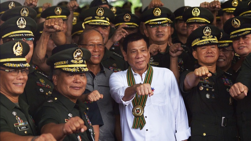 Tổng thống Philippines muốn quân đội tham gia cuộc chiến chống ma túy - 1 Tổng thống Rodrigo Duterte (áo trắng) chụp ảnh cùng các tướng lĩnh quân đội Philippines (Ảnh: Stratfor)