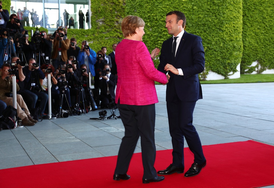 Thủ tướng Đức tiếp Tổng thống trẻ nhất trong lịch sử Pháp - 1 Việc Thủ tướng Đức Angela Merkel và Tổng thống Pháp Emmanuel Macron gặp nhau khi ông Marcon vừa tuyên thệ nhậm chức trước đó một ngày cho thấy những ưu tiên trong chính sách đối ngoại của hai nước hiện nay. Trong ảnh: Bà Merkel đón tiếp ông Macron tại phủ thủ tướng ở thủ đô Berlin hôm 15/5.