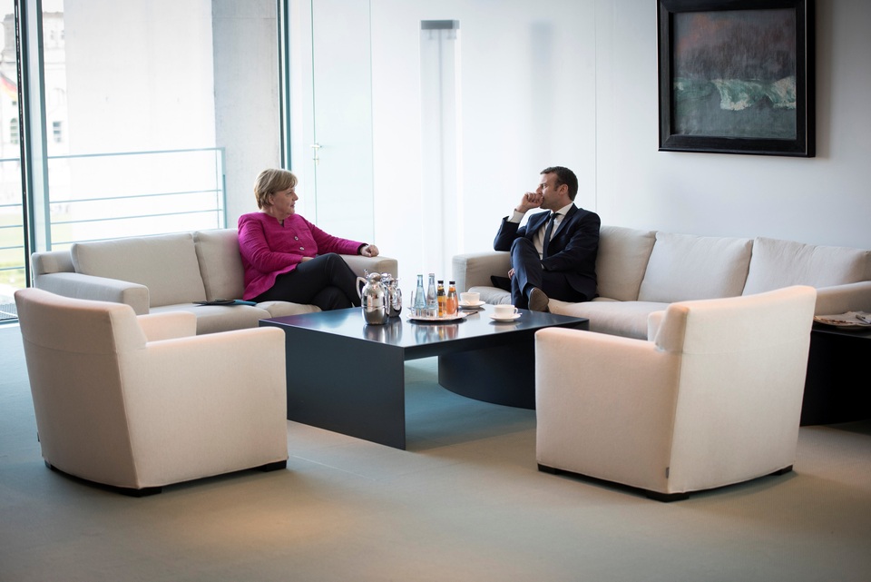 Thủ tướng Đức tiếp Tổng thống trẻ nhất trong lịch sử Pháp - 9 Thủ tướng Đức cũng hy vọng sẽ nhận được sự ủng hộ của Pháp trong quá trình cải tổ EU nói chung, đặc biệt là khu vực đồng tiền chung euro. Mặc dù chưa công bố các biện pháp cụ thể, nhưng cả hai nhà lãnh đạo đều nhất trí sẽ theo đuổi lộ trình hợp tác thông qua các cuộc hội đàm và đàm phán.