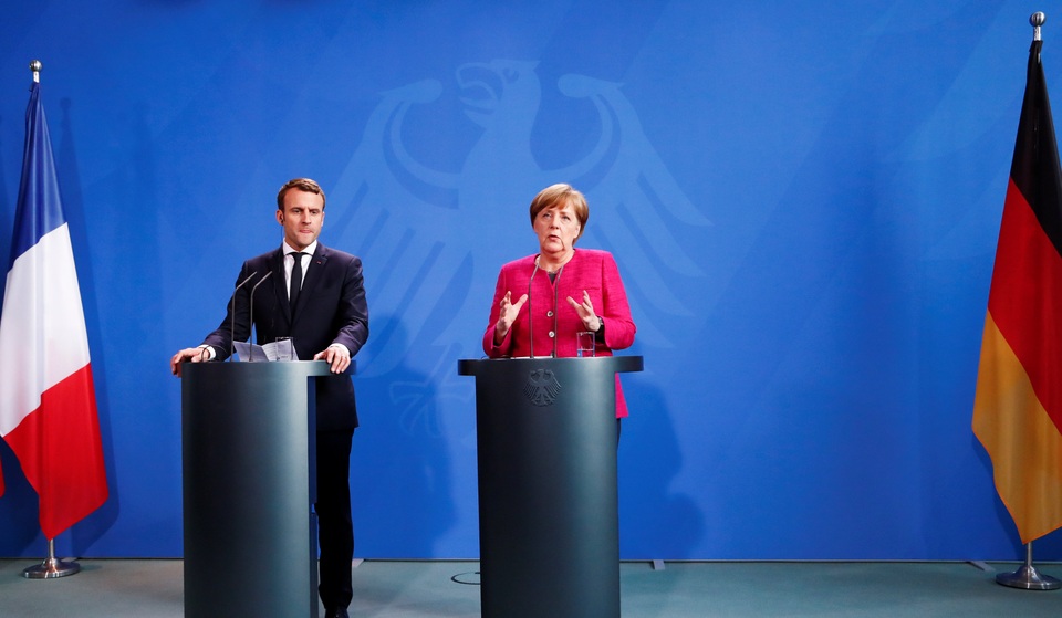 Thủ tướng Đức tiếp Tổng thống trẻ nhất trong lịch sử Pháp - 11 Trong cuộc họp báo kéo dài 25 phút với Thủ tướng Merkel, Tổng thống Macron cũng bày tỏ sự ủng hộ của ông đối với lập trường của nhà lãnh đạo Đức về cuộc khủng hoảng di cư. Bà Merkel cũng từng nhiều lần hối thúc các nước EU hợp tác cùng nhau trong việc giải quyết cuộc khủng hoảng này.