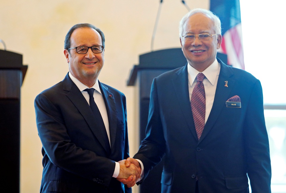 Tổng thống Pháp Francois Hollande (trái) bắt tay Thủ tướng Malaysia Najib Razak trong cuộc họp báo chung ở Putrajaya, Malaysia ngày 28/3 (Ảnh: Reuters)