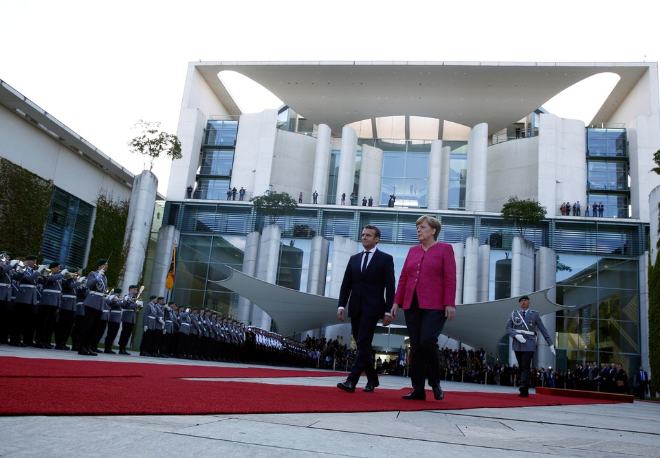 Thủ tướng Đức tiếp Tổng thống trẻ nhất trong lịch sử Pháp - 5 Với tư cách là lãnh đạo của 2 quốc gia hàng đầu châu Âu, Thủ tướng Merkel và Tổng thống Macron mong muốn thắt chặt hơn nữa quan hệ song phương và thúc đẩy một lộ trình hội nhập châu Âu mạnh mẽ hơn trong bối cảnh Anh không còn là một thành viên của Liên minh châu Âu (EU).