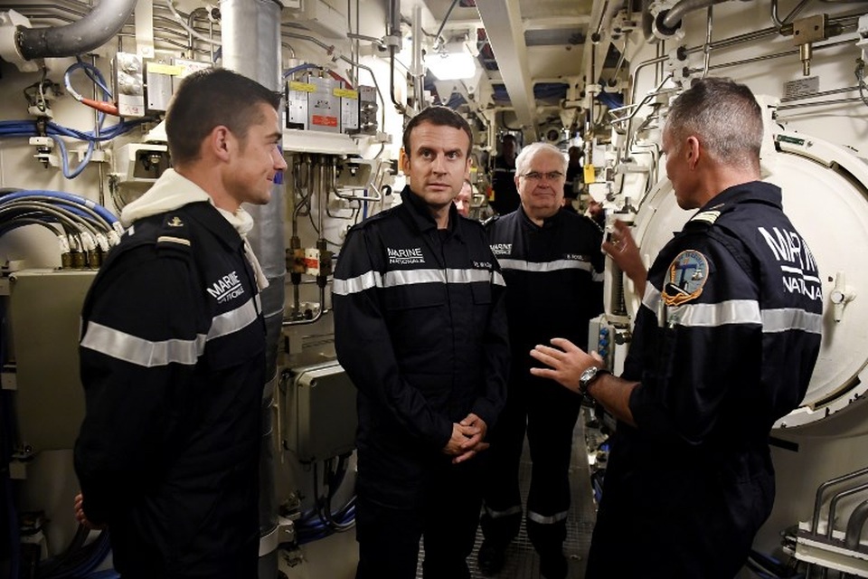 Tổng thống Pháp thả mình từ trực thăng xuống tàu ngầm hạt nhân - 7 Tổng thống Macron trò chuyện cùng sĩ quan chỉ huy tàu ngầm Jerome Halle (phải), Đô đốc Bernard Rogel (thứ hai từ phải qua) và một thành viên thủy thủ đoàn trên tàu ngầm Le Terrible. (Ảnh: AFP)