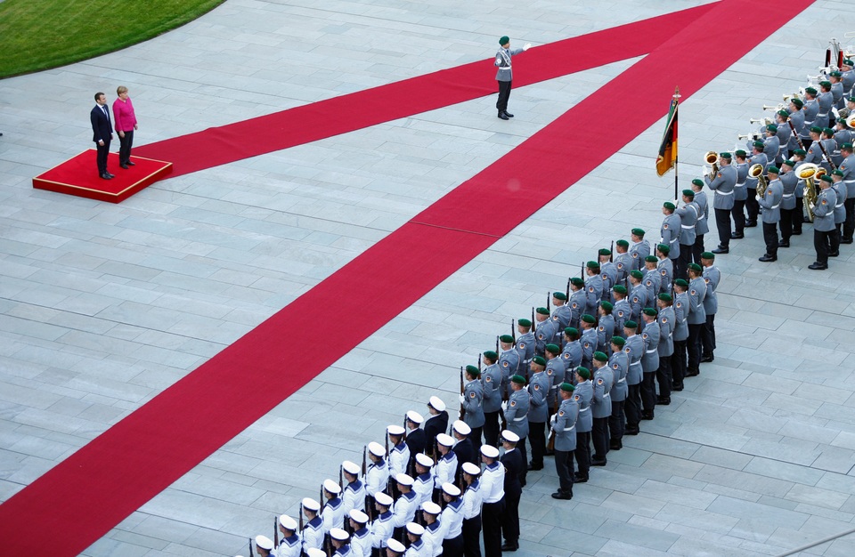 Thủ tướng Đức tiếp Tổng thống trẻ nhất trong lịch sử Pháp - 3 Bà Merkel, 62 tuổi, giữ chức thủ tướng Đức từ năm 2005 và ông Macron là đời tổng thống Pháp thứ 4 mà bà làm việc cùng và cũng là tổng thống trẻ nhất. Trong ảnh: Nghi thức đón tiếp nguyên thủ quốc gia của nước chủ nhà.