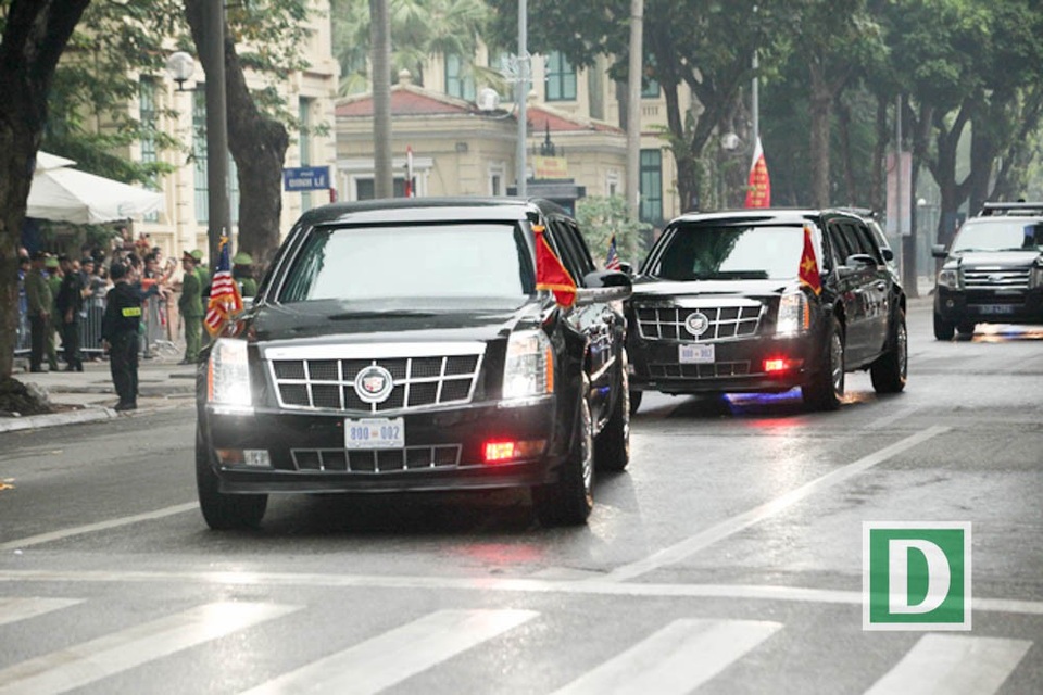 Người Hà Nội háo hức xem xe “quái thú” của Tổng thống Trump trên phố - 2 Hai xe quái thú trên đường phố Hà Nội.