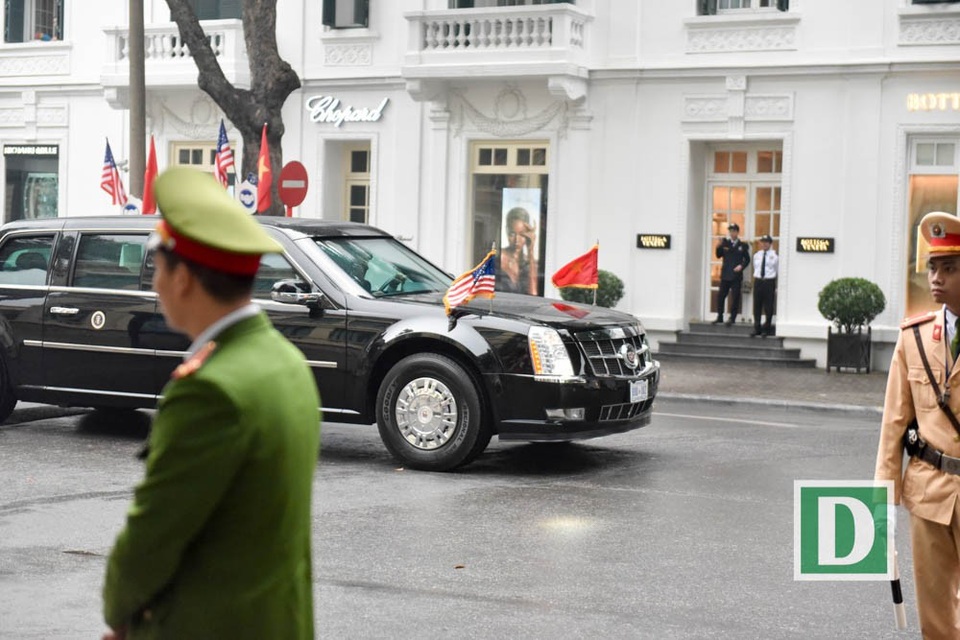 Người Hà Nội háo hức xem xe “quái thú” của Tổng thống Trump trên phố - 4 Người Hà Nội háo hức xem xe “quái thú” của Tổng thống Trump trên phố - 4
