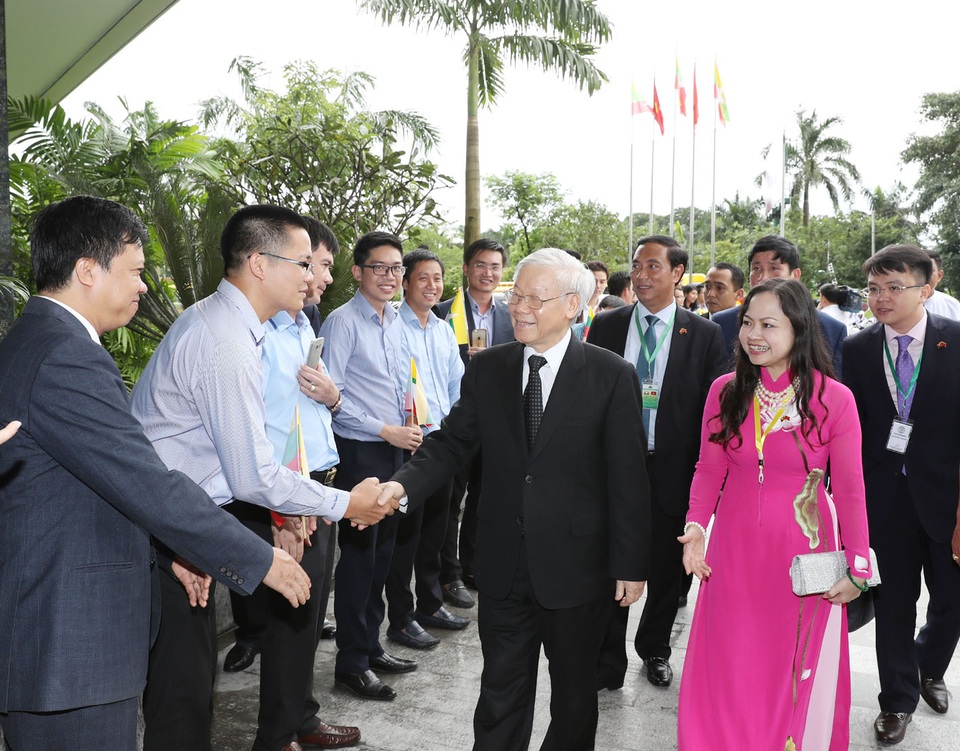 
Cán bộ, nhân viên Đại sứ quán, đại diện cộng đồng, lưu học sinh và doanh nghiệp Việt Nam đón Tổng Bí thư Nguyễn Phú Trọng tại thành phố Yangon.
