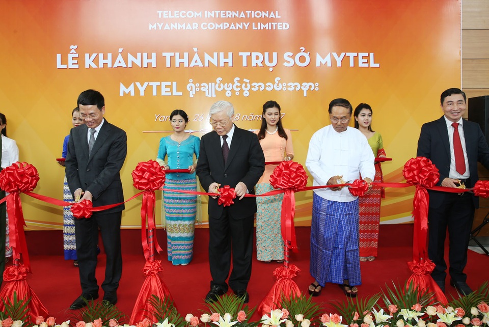 Tổng Bí thư Nguyễn Phú Trọng thăm công ty viễn thông MyTel - 2
Tổng Bí thư Nguyễn Phú Trọng cắt băng khánh thành Trụ sở Mytel.