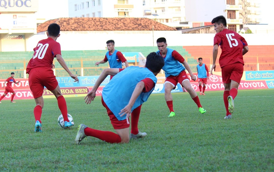 Tony Tuấn Anh tập buổi đầu tiên cùng U20 Việt Nam - 5 Tiền vệ số 14 khá xông xáo trong buổi tập ra mắt của mình ở đội tuyển U20 Việt Nam