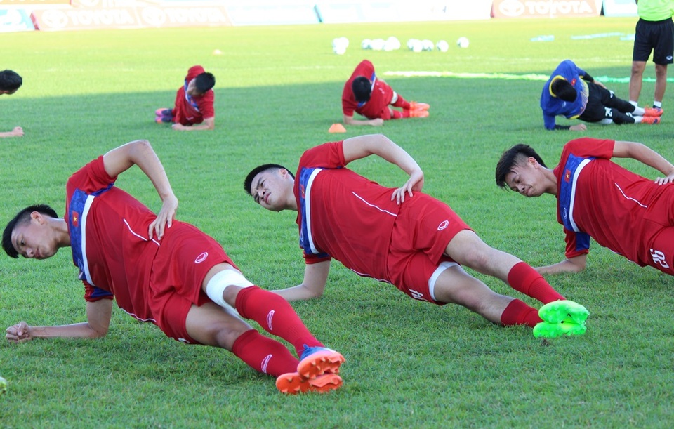 Tony Tuấn Anh tập buổi đầu tiên cùng U20 Việt Nam - 1 Tony Tuấn Anh thực hiện các bài tập thể lực cùng đồng đội