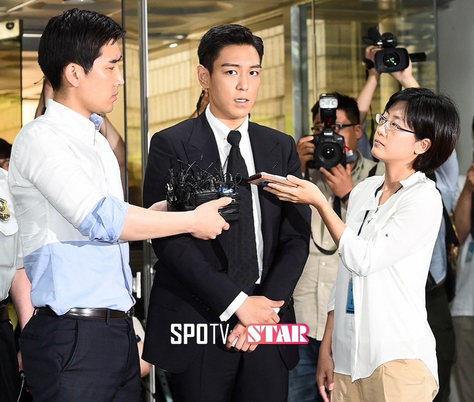 T.O.P bị tuyên án 10 tháng “bóc lịch” vì sử dụng cần sa trái phép - 6
Thành viên nhóm Big Bang tỏ ra buồn bã và hối hận.