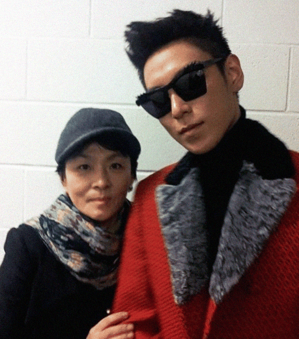T.O.P đã mở mắt và qua giai đoạn nguy kịch nhất - 2
Mẹ của T.O.P tạm thời sẽ là người giám hộ cho anh và đưa ra các quyết định cho anh.
