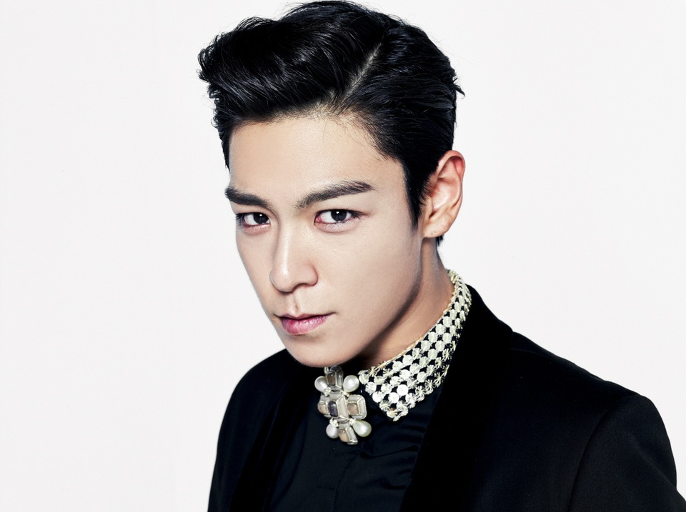 T.O.P đã mở mắt và qua giai đoạn nguy kịch nhất - 1
T.O.P đã mở mắt, nhận ra mẹ và được phép rời khỏi phòng chăm sóc đặc biệt sau vài ngày bất tỉnh.