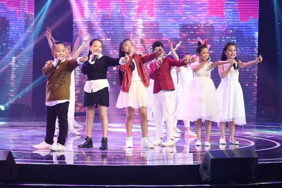 Top 6 cùng nhau thể hiện “Lời cảm ơn”, sáng tác của Giám đốc âm nhạc Lưu Thiên Hương như một món quà dành tặng cho các HLV và khán giả đã ủng hộ mình trong suốt thời gian qua.