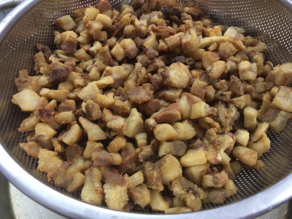 Tóp mỡ 450 ngàn đồng/kg: Món ăn sang chảnh của nhà giàu Hà Nội - 2
Nhiều loại tóp mỡ được bán với giá lên đến gần nửa triệu đồng/kg nhưng vẫn hút khách