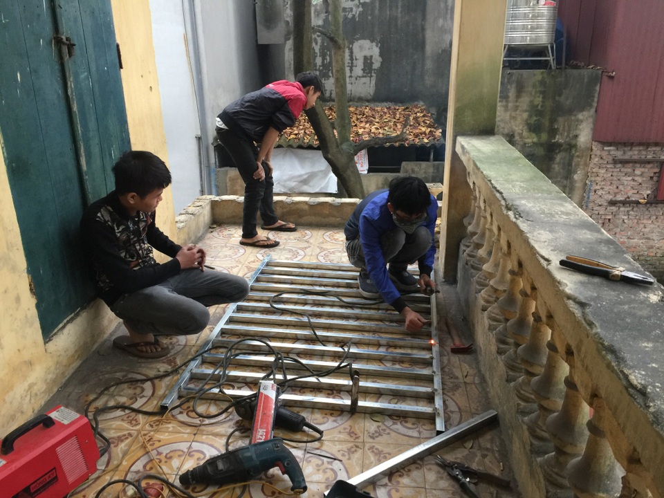 Hình ảnh xập xệ của ngôi trường rơi lan can khiến 13 học sinh nhập viện - 9
Tốp thợ hàn đang gia cố lại nơi lan can bị sập.