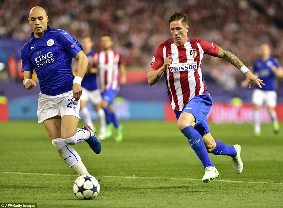 Atletico 1-0 Leicester: Chiến thắng của trọng tài - 2
Benalouane (trái) băng ra cắt bóng của Torres (phải)